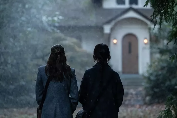 Film Review: In Heretic and Don't Move Meek Heroines Fawn and Freeze